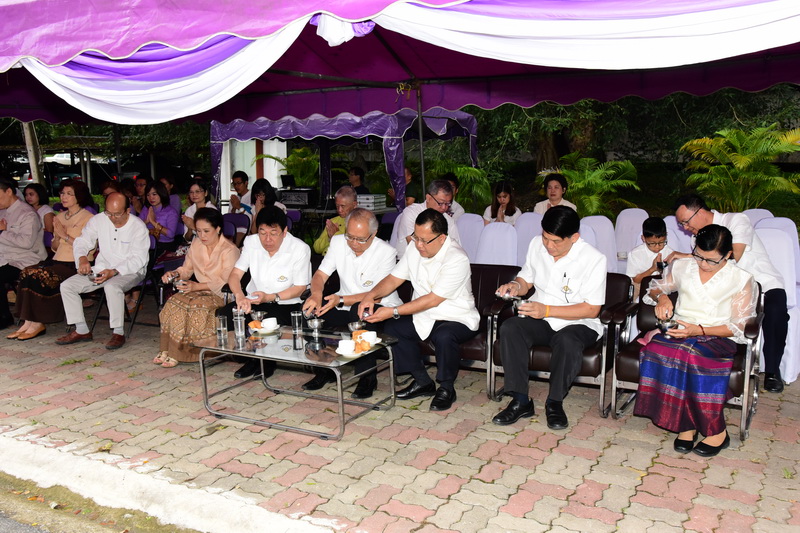 พิธีทำบุญตักบาตรเนื่องในวันอาสาฬหบูชา ประจำปี 2558